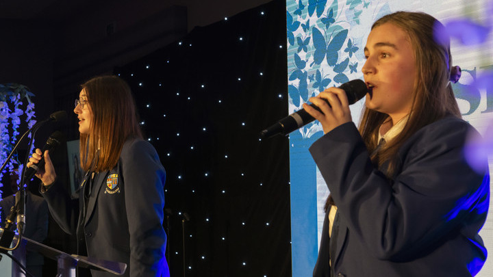 Two young girls singing during the 2023 awards ceremony